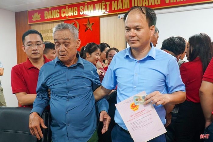 Những hộ dân có hoàn cảnh khó khăn, sức khỏe yếu hoặc gặp trở ngại trong việc đi lại được cán bộ trực tiếp hỗ trợ hoàn thiện hồ sơ, thủ tục nhận bồi thường.