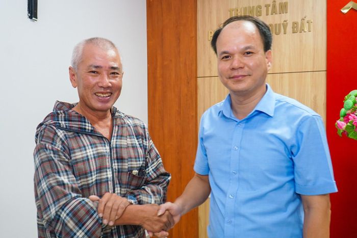 Trong quá trình chi trả, những nội dung người dân còn băn khoăn đã được cán bộ Trung tâm Phát triển quỹ đất tỉnh trực tiếp trao đổi, giải đáp.