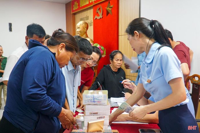 Sau khi hoàn tất việc đối chiếu hồ sơ, các hộ dân tiến hành ký nhận tiền bồi thường, hỗ trợ theo phương án đã được cấp có thẩm quyền phê duyệt.