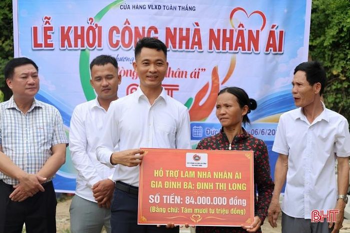 Đại diện Hội đồng hương Hà Tĩnh tại Nhật Bản trao biểu trưng hỗ trợ.