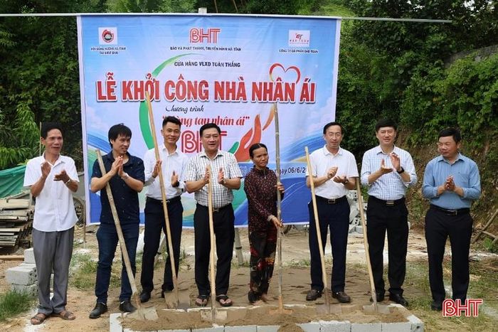 Đây là ngôi nhà thứ 49 được chương trình Vòng tay nhân ái kêu gọi xây tặng cho các hoàn cảnh khó khăn.