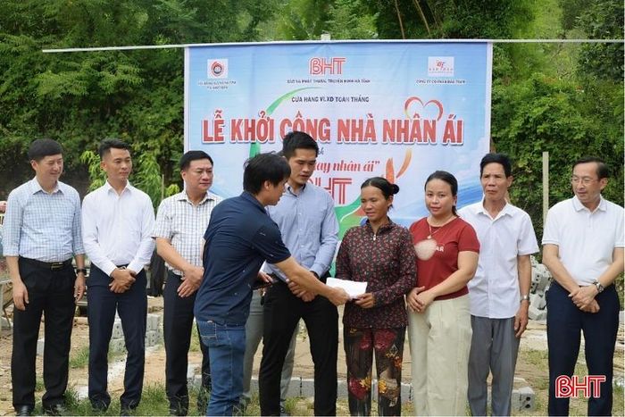 Lãnh đạo Báo và phát thanh, truyền hình Hà Tĩnh trao tiền hỗ trợ cho gia đình chị Long.