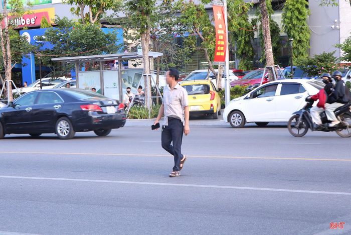 Tình trạng người đi bộ vi phạm luật giao thông diễn ra khá phổ biến trên nhiều tuyến đường.