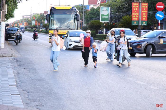 Người đi bộ vi phạm quy định về an toàn giao thông, tùy theo tính chất, mức độ có thể bị xử phạt hành chính hoặc truy cứu trách nhiệm hình sự; mức án cao nhất lên đến 15 năm tù.