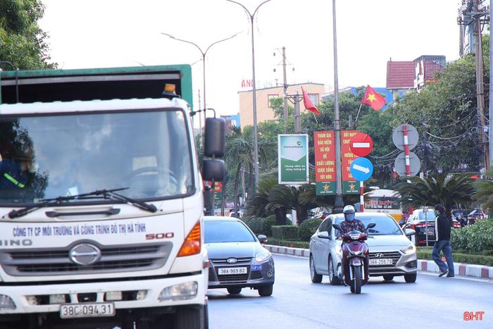 Nhằm thuận tiện và rút ngắn khoảng cách sang đường, không ít người đã đi bộ ngược chiều.