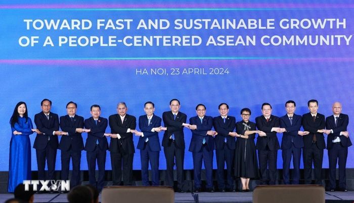 Thủ tướng Phạm Minh Chính, Thủ tướng Lào Sonexay Siphandone, Tổng Thư ký ASEAN Kao Kim Hourn cùng trưởng đoàn các nước ASEAN tham dự Diễn đàn Tương lai ASEAN 2024. (Ảnh: Dương Giang/TTXVN)