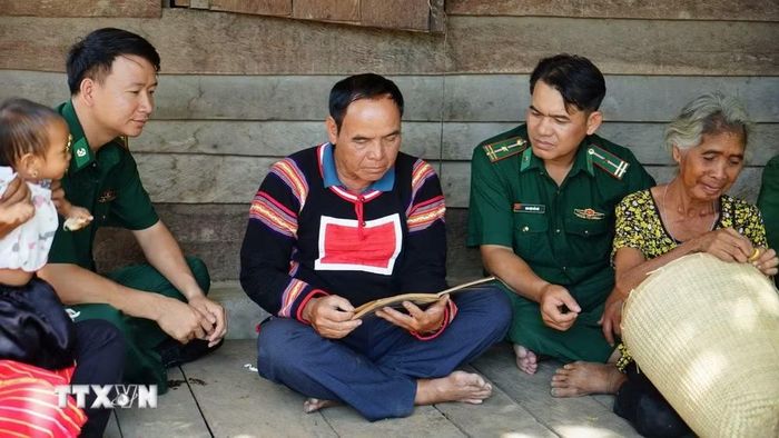 Già làng Hlết, làng Klăh, xã Ia Mơ thường xuyên phối hợp với lực lượng Bộ đội biên phòng tích cực tuyên truyền người dân xây dựng điểm xã biên giới sạch về ma túy. (Ảnh: Hồng Điệp/TTXVN)