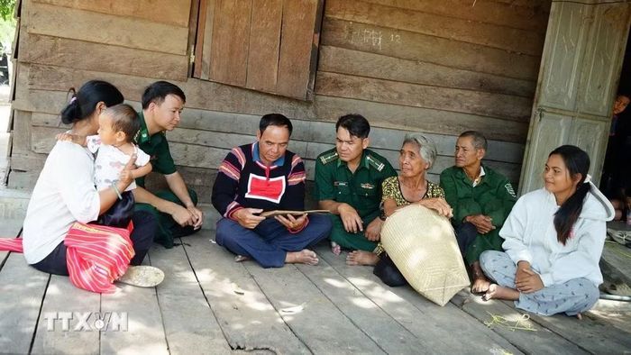 Già làng Hlết, làng Klăh, xã Ia Mơ phối hợp với lực lượng Bộ đội biên phòng đến từng nhà tuyên truyền, vận động bà con chấp hành tốt chủ trương của Đảng, pháp luật Nhà nước. (Ảnh: Hồng Điệp/TTXVN)