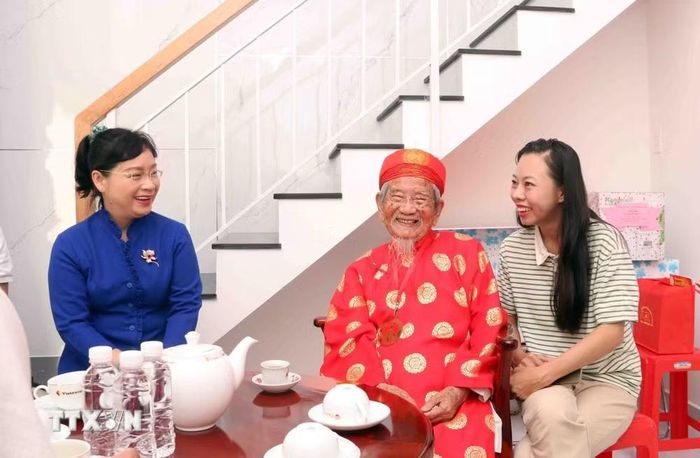 Niềm vui của cụ Nguyễn Đình Tư trong căn hộ mới. (Ảnh: Xuân Khu/TTXVN)
