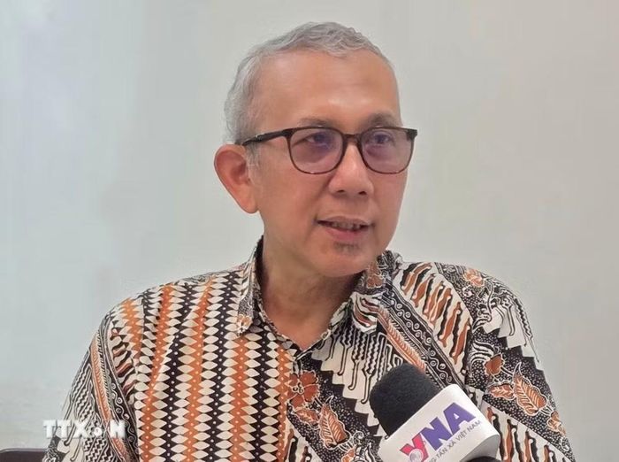 Ông Beni Sukadis, Điều phối viên cao cấp thuộc Viện Nghiên cứu Quốc phòng và Chiến lược Indonesia (Lesperssi) trả lời phỏng vấn. (Ảnh: Minh Thái/TTXVN)