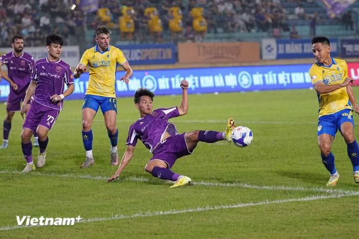 Becamex Thành phố Hồ Chí Minh liên tiếp mất điểm ở 9 vòng đấu cuối mùa và đối diện với nguy cơ xuống hạng. (Ảnh: Việt Anh/Vietnam+)