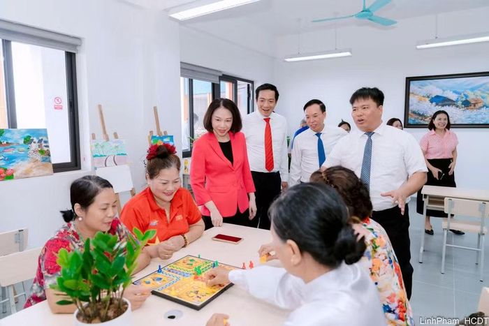 Các đại biểu tham quan các phòng ở cơ sở số 1, ngõ 307 đường Thạch Bàn. (Ảnh: PV/Vietnam+)
