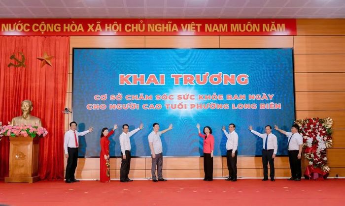 Nghi thức ấn nút khai trương và cắt băng khánh thành cơ sở tại số 1, ngõ 307 đường Thạch Bàn.(Ảnh: PV/Vietnam+)