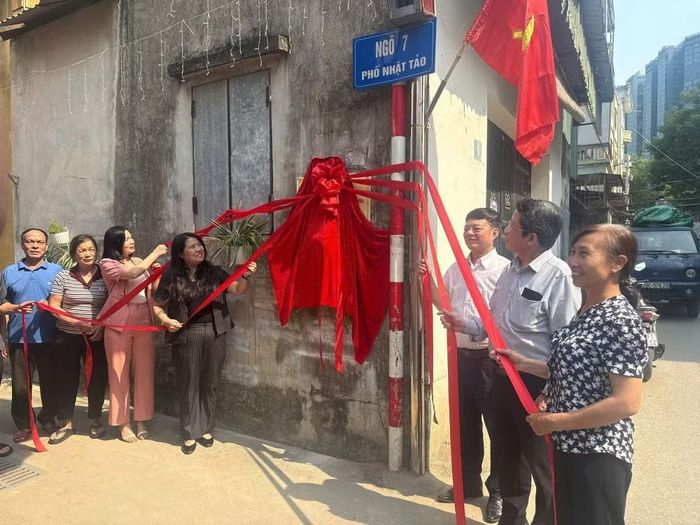 Phường Phú Thượng ra mắt tuyến đường “Xanh-văn minh -kiểu mẫu” tại ngõ 23 phố Nhật Tảo. (Ảnh: Hùng Mạnh/ TTXVN)