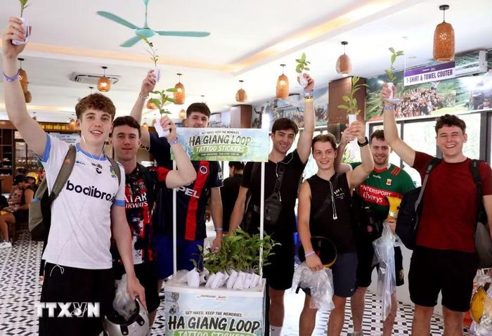 Du khách nước ngoài hào hứng tham gia chương trình trồng cây, góp phần phủ xanh Cao nguyên đá Đồng Văn. (Ảnh: Đức Thọ/TTXVN)