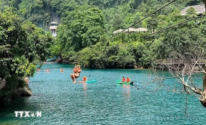 Du khách thích thú trải nghiệm nhiều trò chơi tại các điểm du lịch ở Phong Nha-Kẻ Bàng. (Ảnh: Võ Dung/TTXVN)