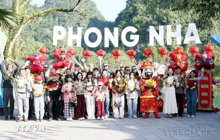 Lễ đón những vị khách đầu tiên đến tham quan Di sản Thiên nhiên Thế giới năm 2026 tại cửa ngõ của “Vương quốc hang động”. (Ảnh: Tá Chuyên/TTXVN)