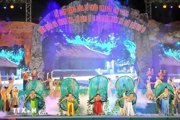 Lễ đón bằng của tổ chức UNESCO ghi danh Vườn quốc gia Phong Nha-Kẻ Bàng là Di sản thiên nhiên Thế giới lần 2 và khai hội Lễ hội hang động Quảng Bình năm 2015. (Ảnh: Minh Đức/TTXVN) 
