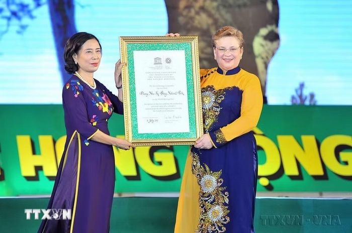 Bà Katherine Muller Marin, Trưởng Đại diện UNESCO tại Việt Nam trao bằng của tổ chức UNESCO ghi danh Vườn Quốc gia Phong Nha- Kẻ Bàng là Di sản thiên nhiên thế giới lần 2 cho Thứ trưởng Bộ Văn hóa, Thể thao &amp; Du lịch Đặng Thị Bích Liên (14/08/2015). (Ảnh: Minh Đức/TTXVN)