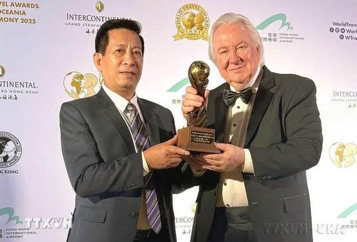 Phong Nha – Kẻ Bàng đã giành chiến thắng kép tại Lễ trao giải Du lịch Thế giới (World Travel Awards – WTA) 2025 tại Hong Kong (Trung Quốc), ở hai hạng mục danh giá: Điểm đến thiên nhiên hàng đầu Việt Nam 2025 và Vườn Quốc gia hàng đầu châu Á 2025. Đây không chỉ là danh hiệu, mà còn là dấu mốc quan trọng, mở ra thời kỳ phát triển mới và nâng tầm thương hiệu Phong Nha-Kẻ Bàng trên bản đồ du lịch cao cấp châu Á và toàn cầu. (Ảnh: TTXVN)