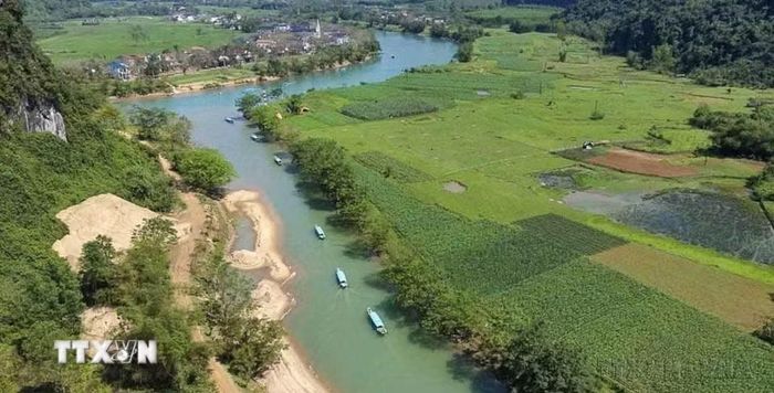 Sông Son uốn lượn qua vùng lõi Di sản thiên nhiên thế giới Phong Nha-Kẻ Bàng, nơi hệ sinh thái rừng trên nền karst và cảnh quan núi đá vôi tạo nên một không gian thiên nhiên đặc biệt. (Ảnh: Kha Phạm/TTXVN)