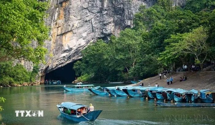 Sông Son uốn lượn qua vùng lõi Di sản thiên nhiên thế giới Phong Nha-Kẻ Bàng, nơi hệ sinh thái rừng trên nền karst và cảnh quan núi đá vôi tạo nên một không gian thiên nhiên đặc biệt. (Ảnh: Kha Phạm/TTXVN)