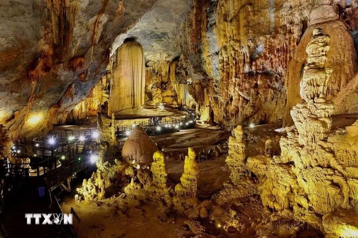 Động Thiên Đường nằm trong lòng lõi núi đá vôi của Di sản thiên nhiên giới Vườn Quốc gia Phong Nha-Kẻ Bàng, được coi là một trong những kỳ quan tráng lệ và huyền ảo bậc nhất thế giới. (Ảnh: Minh Đức/TTXVN)