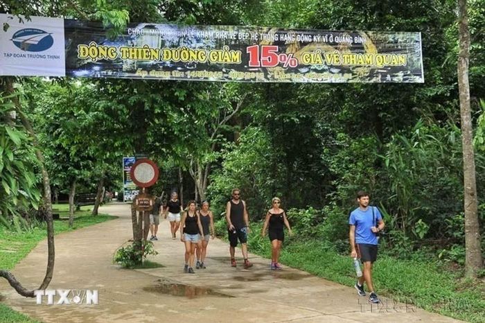 Du khách tham quan động Thiên Đường tại Vườn Quốc gia Phong Nha-Kẻ Bàng. (Ảnh: Minh Đức/TTXVN)