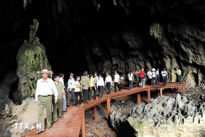 Khách tham quan và khám phá vẻ đẹp độc đáo của Hang Tối, nằm trong quần thể di sản thiên nhiên thế giới Phong Nha-Kẻ Bàng. (Ảnh: Minh Đức/TTXVN)