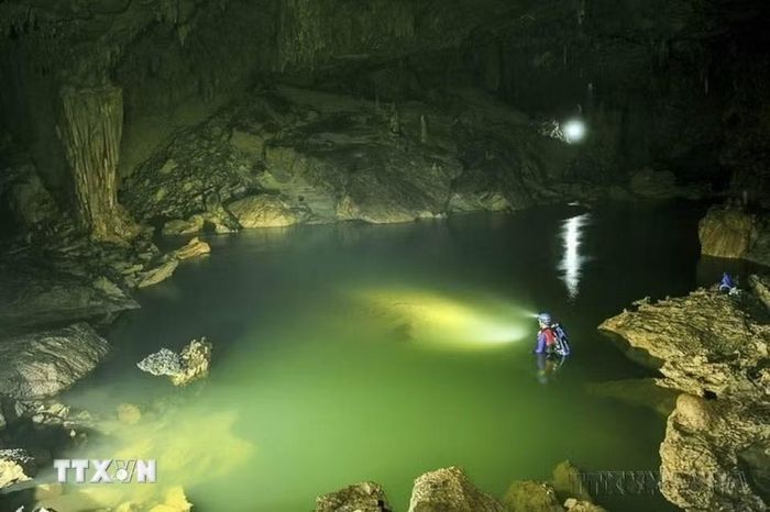 Du khách trải nghiệm hành trình men theo triền sông ngầm hoặc bơi để đi sâu vào bên trong, để chinh phục” Xuyên Sơn Hồ” tại Vườn Quốc gia Phong Nha-Kẻ Bàng. (Ảnh: Minh Đức/TTXVN)
