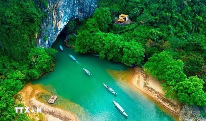 Ngày 13/7/2025, tại Kỳ họp lần thứ 47 của Ủy ban Di sản Thế giới (UNESCO) ở Thủ đô Paris, UNESCO đã phê duyệt điều chỉnh ranh giới của Di sản Thiên nhiên Thế giới Vườn quốc gia Phong Nha-Kẻ Bàng để bao gồm Vườn quốc gia Hin Nam Nô (Khăm Muộn, Lào), với tên gọi: “Vườn quốc gia Phong Nha-Kẻ Bàng và Vườn quốc gia Hin Nam Nô” trong Danh sách Di sản Thế giới. (Ảnh: TTXVN)