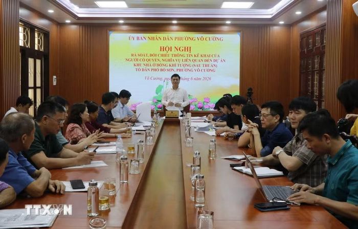 Ủy ban Nhân dân phường Võ Cường làm việc người dân về những khó khăn, vướng mắc, rà soát hồ sơ của những người có liên quan. (Ảnh: Thái Hùng/TTXVN)