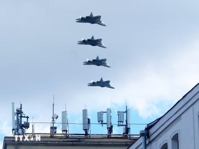 Biên đội máy bay tiêm kích thế hệ thứ 5 Sukhoi Su-57 tổng duyệt cho lễ duyệt binh kỷ niệm Chiến thắng phátxít tại Moskva. (Ảnh: Trần Hiếu/TTXVN)