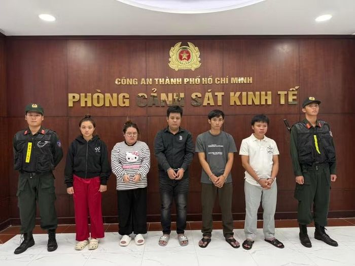 Các đối tượng bị bắt giữ tại Cơ quan Công an Thành phố Hồ Chí Minh. (Ảnh: CA Thành phố Hồ Chí Minh cung cấp)