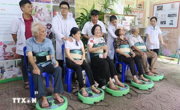 Người cao tuổi phường Bình Phú được chăm sóc sức khỏe tại Nhà sinh hoạt cộng đồng cho người cao tuổi. (Ảnh: Đinh Hằng/TTXVN)