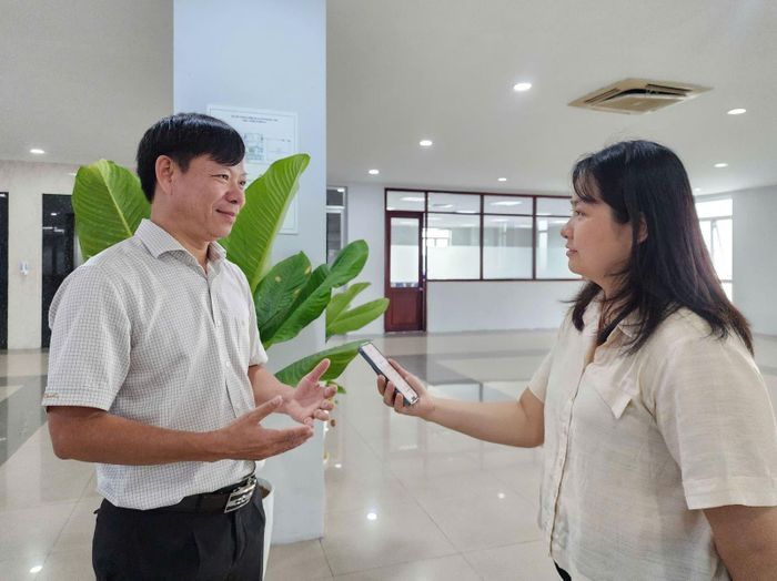 Tiến sĩ Nguyễn Trung Nhân, Trưởng phòng Đào tạo, Trường Đại học Công nghiệp Thành phố Hồ Chí Minh trao đổi với phóng viên TTXVN