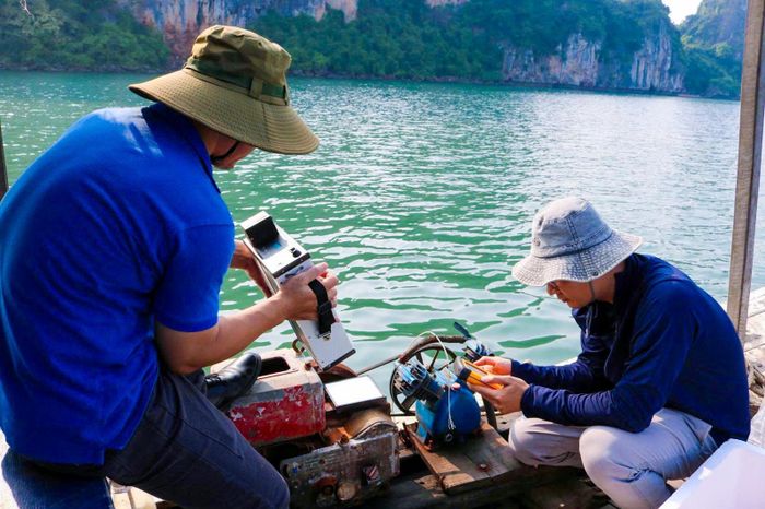 Các nhà khoa học của Trung tâm Vũ trụ Việt Nam (Viện Hàn lâm Khoa học và Công nghệ Việt Nam) phối hợp với Viện Vật lý địa cầu Ba Lan (Viện Hàn lâm Khoa học Ba Lan) xây dựng thành công hệ thống giám sát định kỳ, tự động chất lượng nước biển - nước lợ tại Vịnh Hạ Long và Cửa Lục.