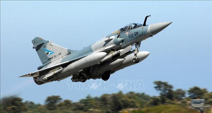 Máy bay chiến đấu Mirage 2000-5 cất cánh từ một căn cứ quân sự trên đảo Corsica, Pháp. Ảnh: AFP/TTXVN