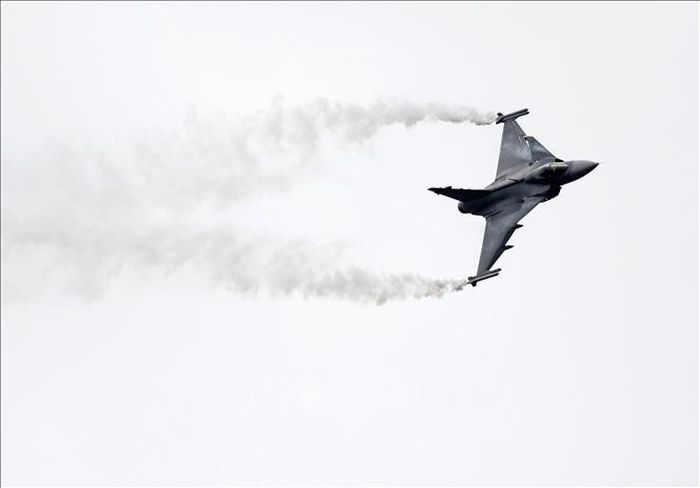Máy bay chiến đấu JAS 39 Gripen của Saab trình diễn tại Triển lãm hàng không Farnborough, Anh. Ảnh: AFP/ TTXVN