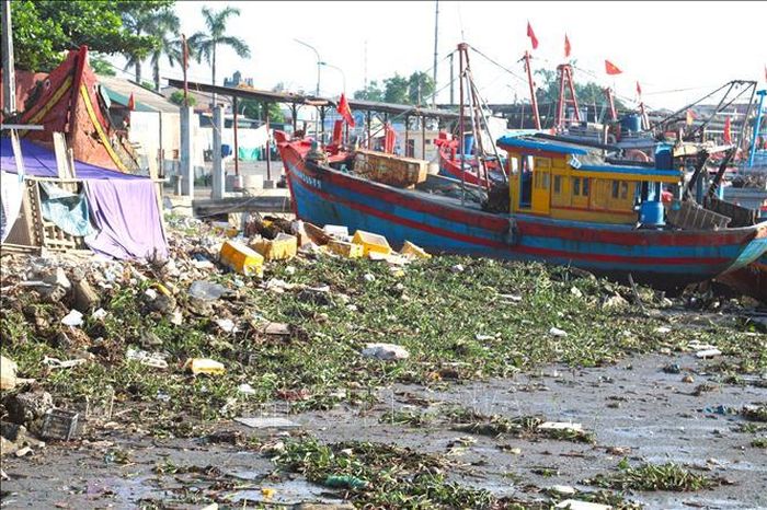 Vô số các loại rác thải từ hoạt động dân sinh và khai thác, chế biến thủy sản đang “bủa vây” cảng cá Lạch Vạn (xã Diễn Châu, tỉnh Nghệ An).