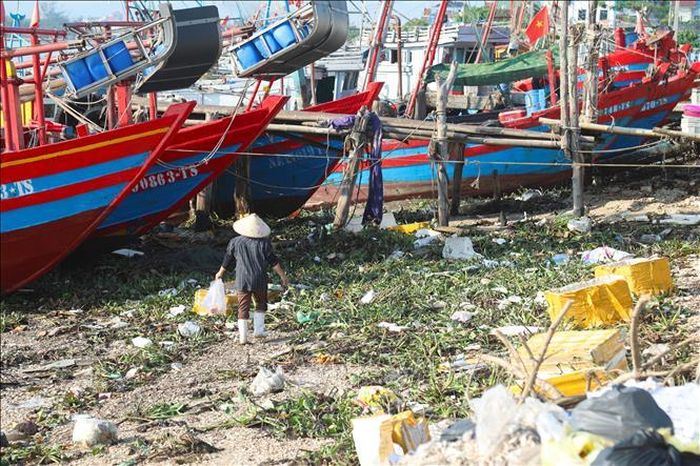 Việc tiếp cận các tàu, thuyền đang neo đậu gặp nhiều khó khăn do rác thải bủa vây dày đặc.
