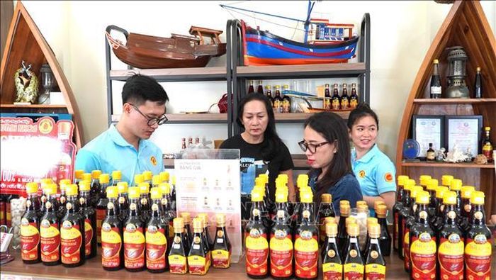 Du khách chọn mua sản phẩm nước mắm truyền thống Phú Quốc Huỳnh Khoa (ấp Suối Đá, đặc khu Phú Quốc, tỉnh An Giang). Ảnh tư liệu: Văn Sỹ/TTXVN