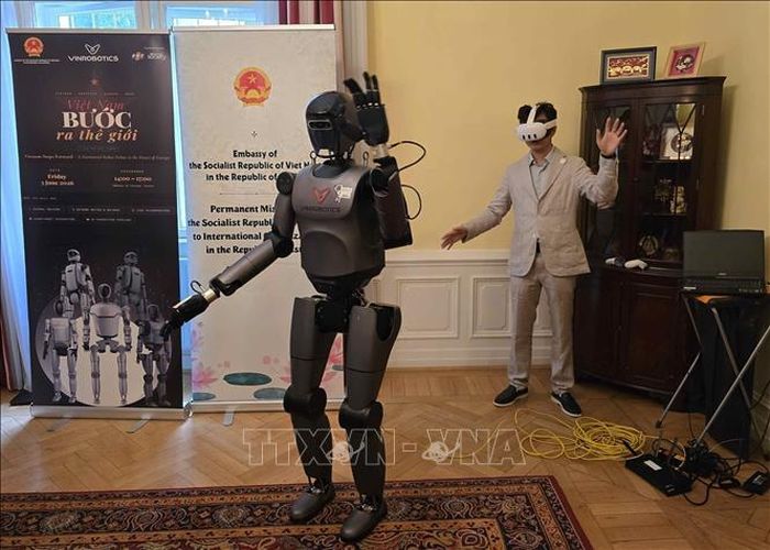 VinRobotics trình diễn các tính năng của robot tại sự kiện.