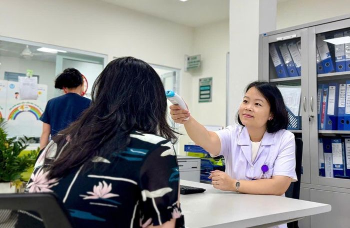 BS.Nguyễn Nguyên Huyền thăm khám cho người bệnh tại Bệnh viện Bệnh nhiệt đới Trung ương.