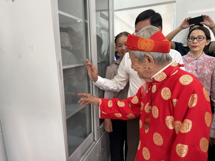 Nhà nghiên cứu Nguyễn Đình Tư rất vui khi có thêm tủ sách để trưng bày những bộ sách của mình.
