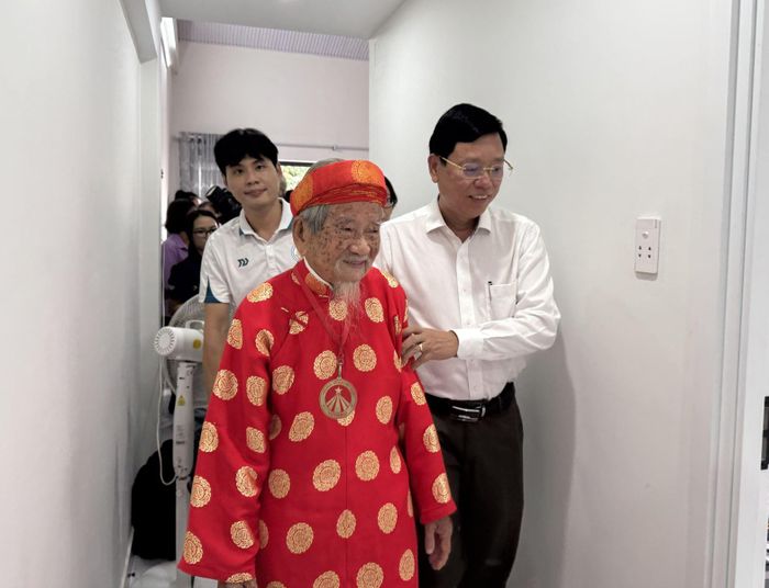 Lãnh đạo địa phương đưa Nhà nghiên cứu Nguyễn Đình Tư tham quan căn hộ mới.