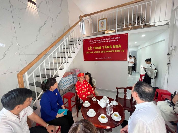 Lãnh đạo địa phương thăm và chúc mừng Nhà nghiên cứu Nguyễn Đình Tư nhận căn hộ mới có giá trị hơn 3,4 tỷ ngụ tại chung cư 482A Nơ Trang Long, phường Bình Lợi Trung.