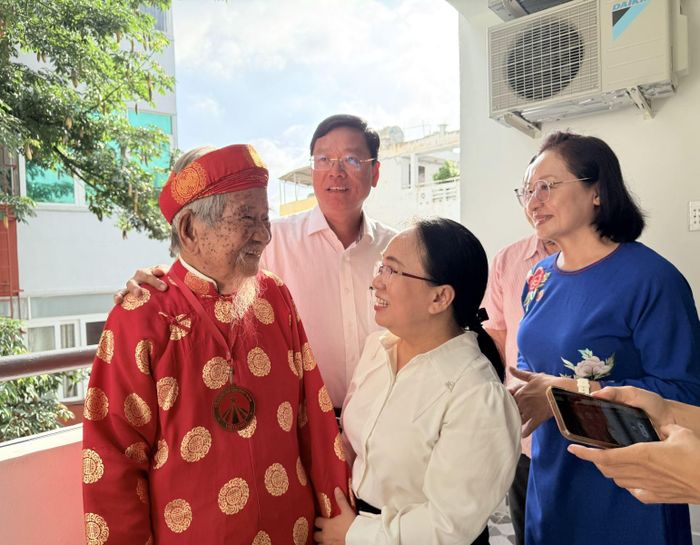 Đại diện Thành ủy TP Hồ Chí Minh thăm hỏi Nhà nghiên cứu Nguyễn Đình Tư.