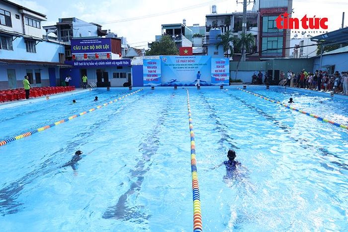 Các đợt bơi hưởng ứng cự ly 25 m.
