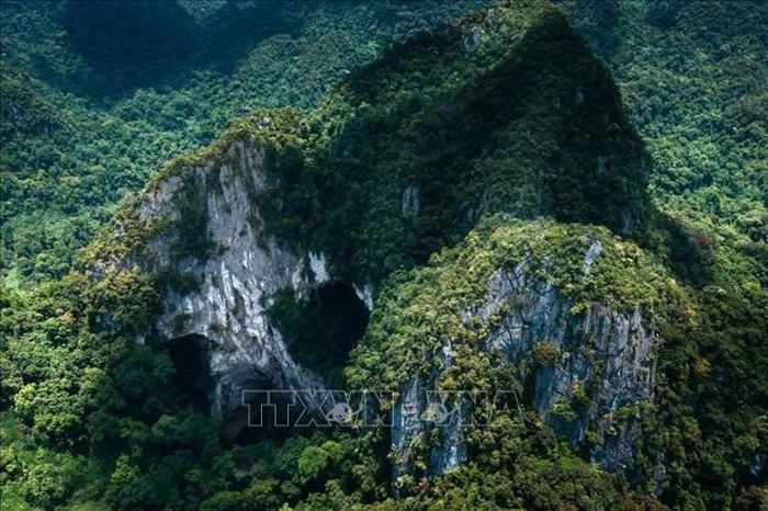 Núi đá vôi karst tại Phong Nha – Kẻ Bàng với các cửa hang lớn mở ra giữa rừng nguyên sinh, phản ánh quá trình kiến tạo địa chất kéo dài hàng triệu năm. Ảnh: Kha Phạm/TTXVN